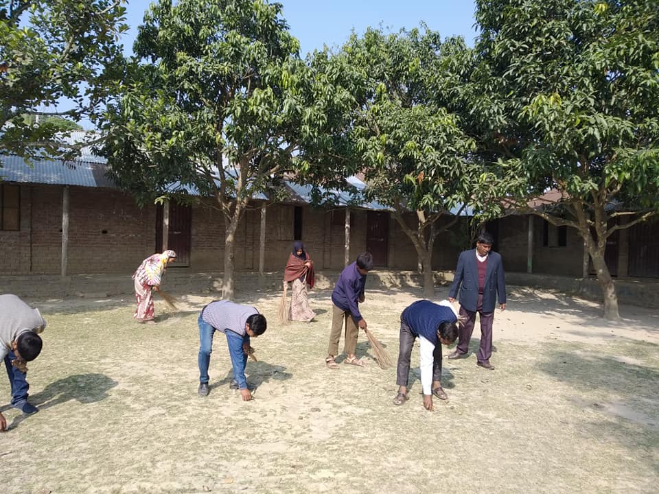 নলডাঙ্গা বালিকা উচ্চ বিদ্যালয় সকল কর্মকর্তা মিলে পরিষ্কার পরিচ্ছন্ন করার সময়