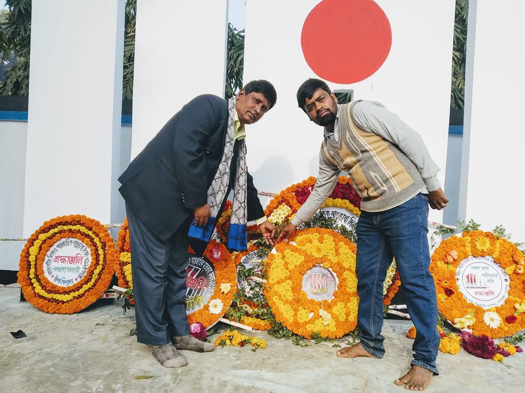 Naldanga girls high school - নলডাঙ্গা বালিকা উচ্চ বিদ্যালয়, একুশে ফেব্রুয়ারি দিন নলডাঙ্গা উচ্চ বিদ্যালয় শহীদ মিনারে পুষ্প অর্পণ এর সময়