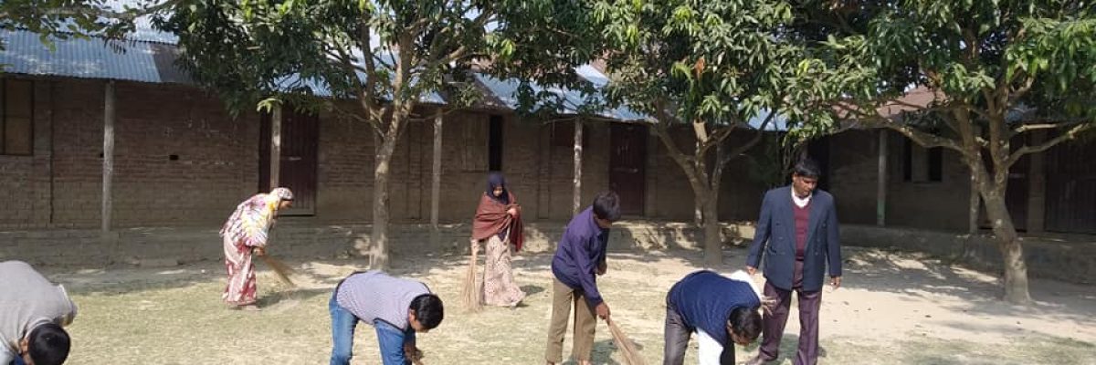 নলডাঙ্গা বালিকা উচ্চ বিদ্যালয় সকল কর্মকর্তা মিলে পরিষ্কার পরিচ্ছন্ন করার সময়