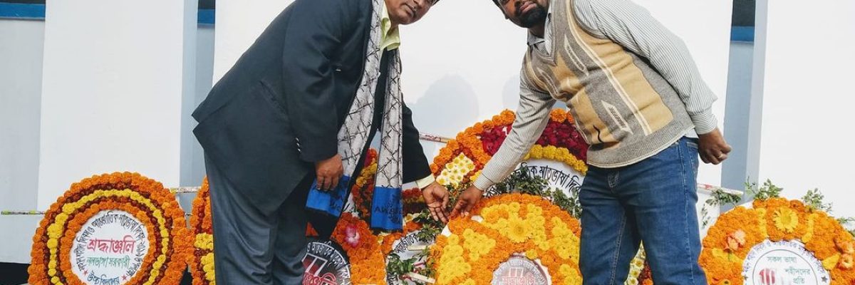 Naldanga girls high school - নলডাঙ্গা বালিকা উচ্চ বিদ্যালয়, একুশে ফেব্রুয়ারি দিন নলডাঙ্গা উচ্চ বিদ্যালয় শহীদ মিনারে পুষ্প অর্পণ এর সময়